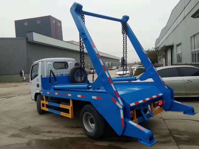 東風小多利卡5-6方擺臂垃圾車