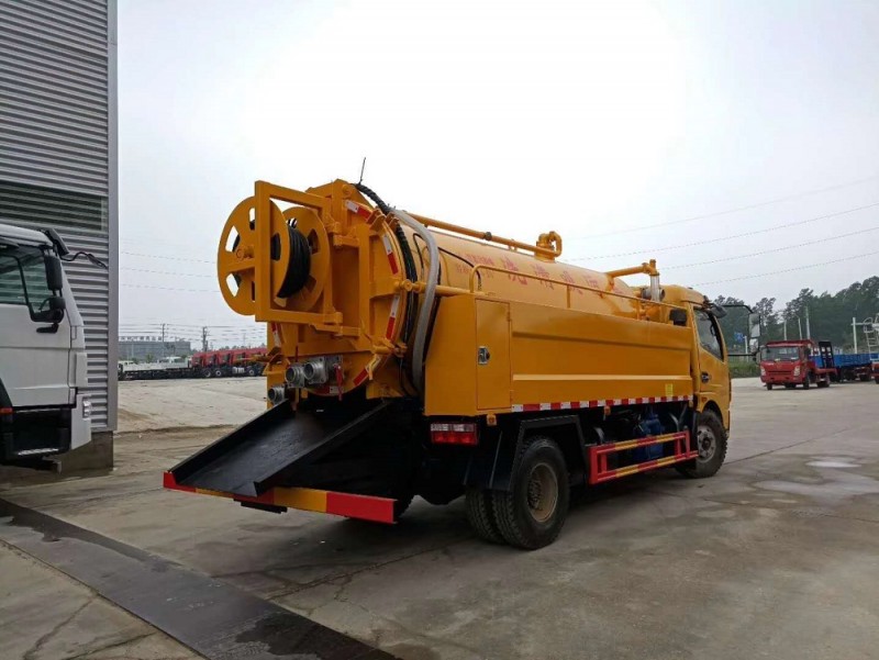 東風多利卡清洗吸污車