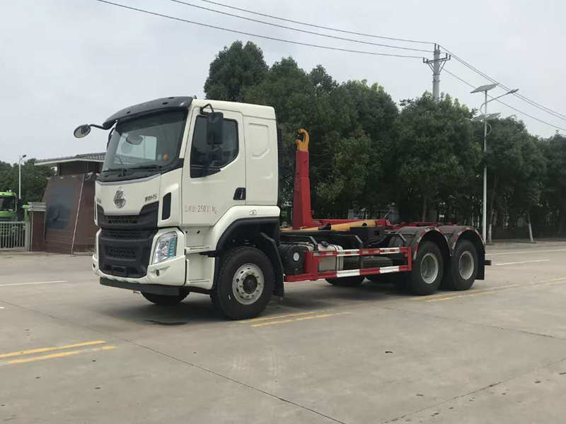 柳汽后八輪勾臂垃圾車