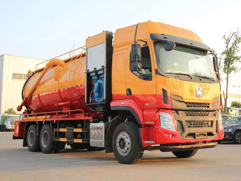 柳汽后八輪清洗吸污車(chē)