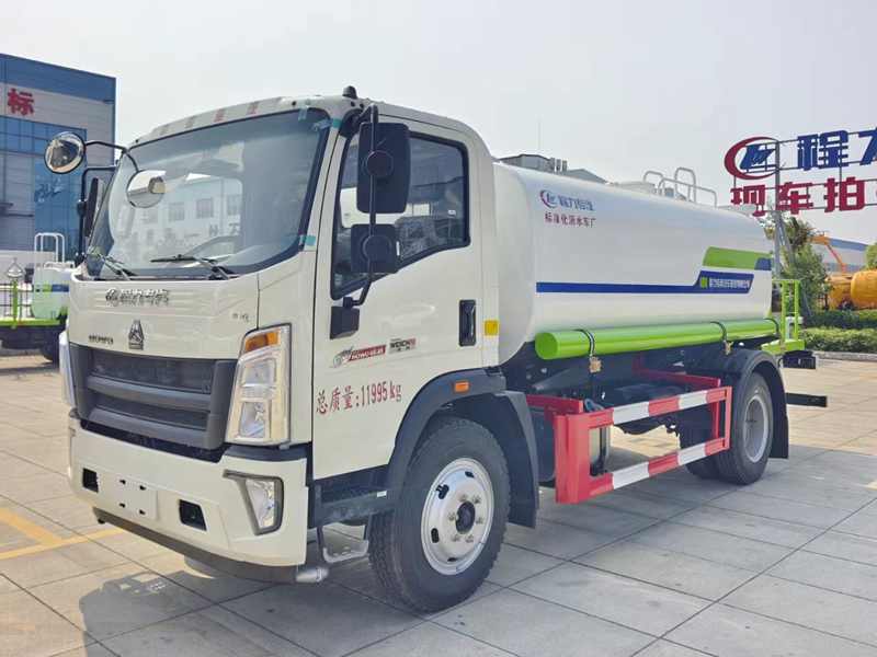 重汽豪沃灑水車(10方)